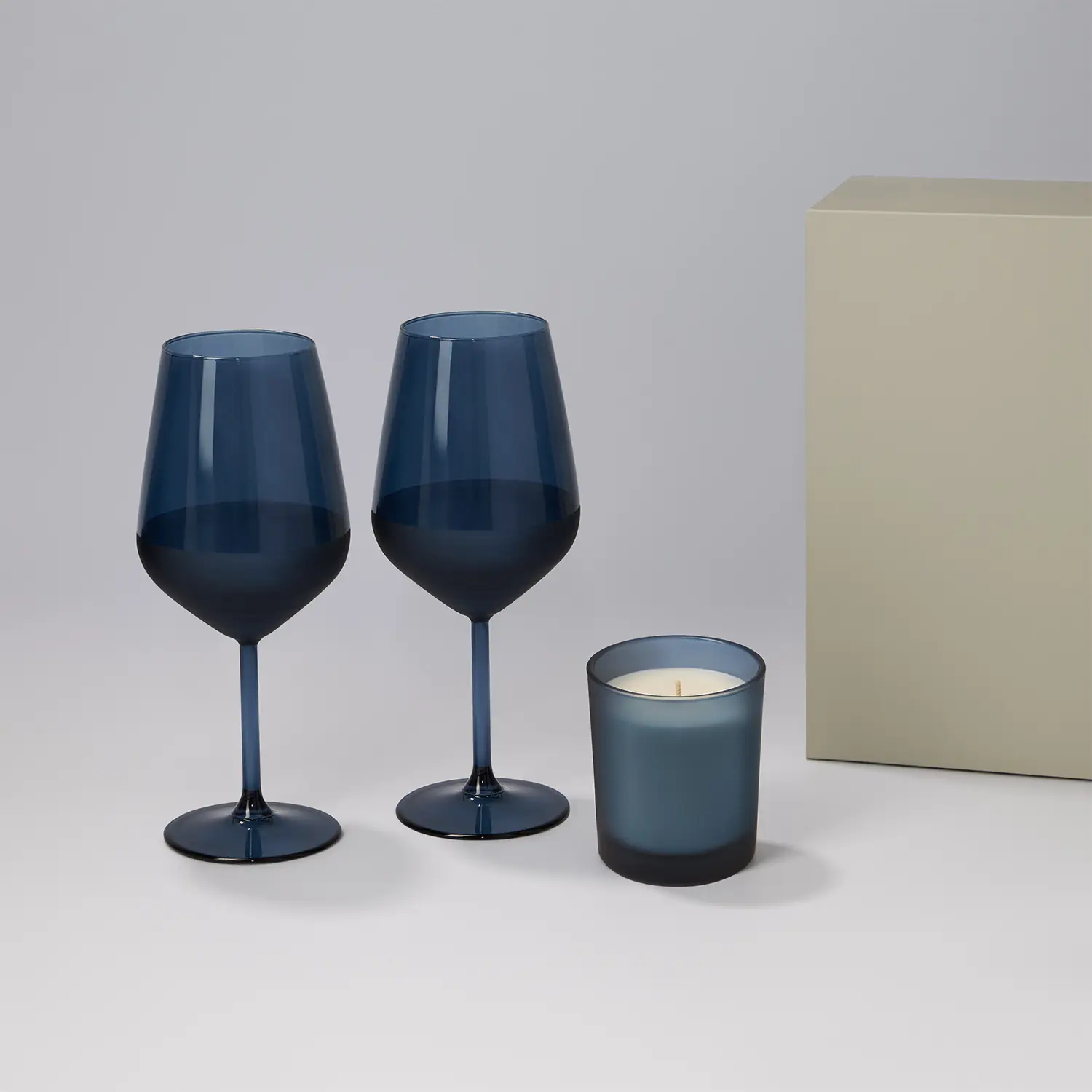 Подарочный набор свеча Enigma + 2 бокала для вина Sapphire в серой коробке