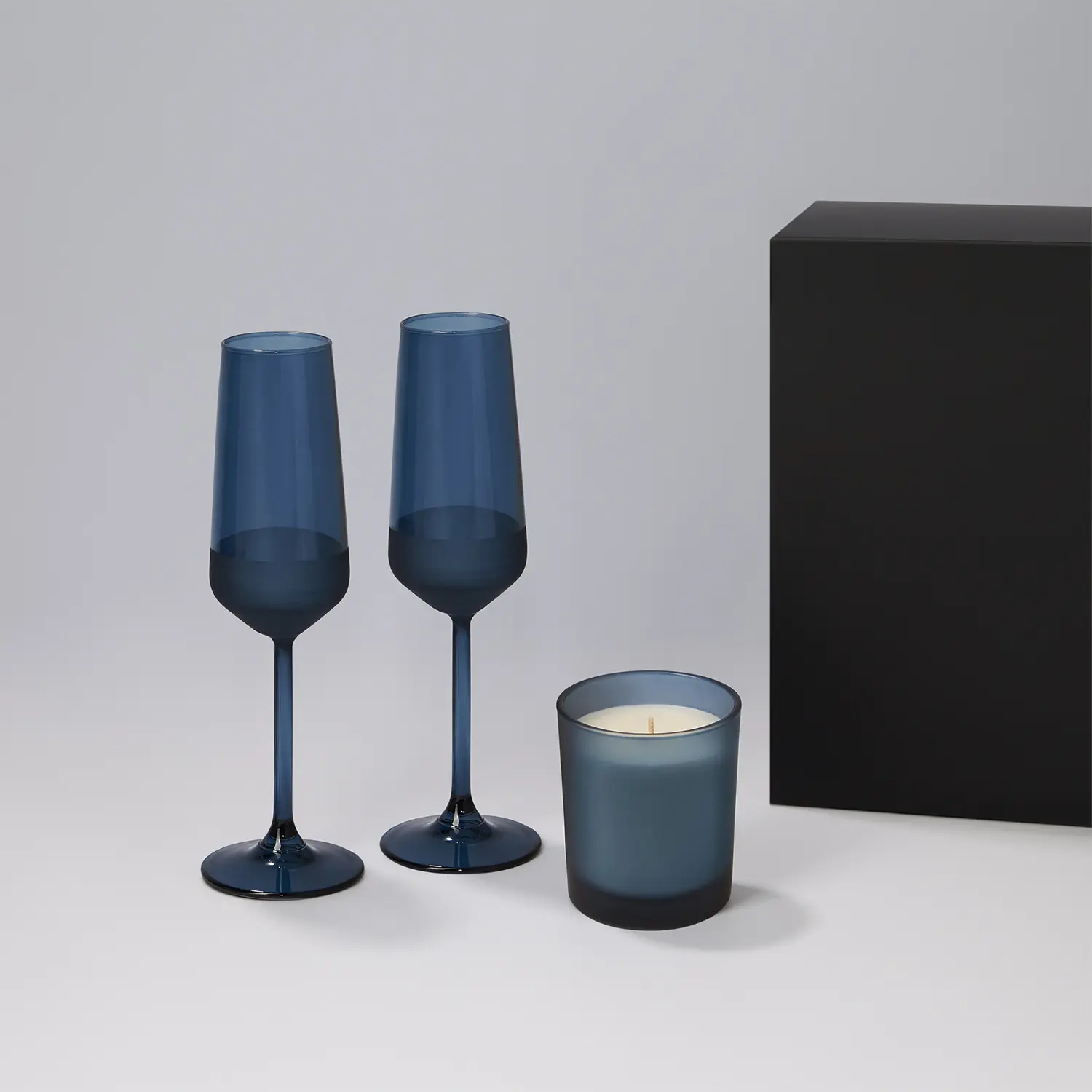 Подарочный набор свеча Enigma + 2 бокала для шампанского Sapphire в черной коробке