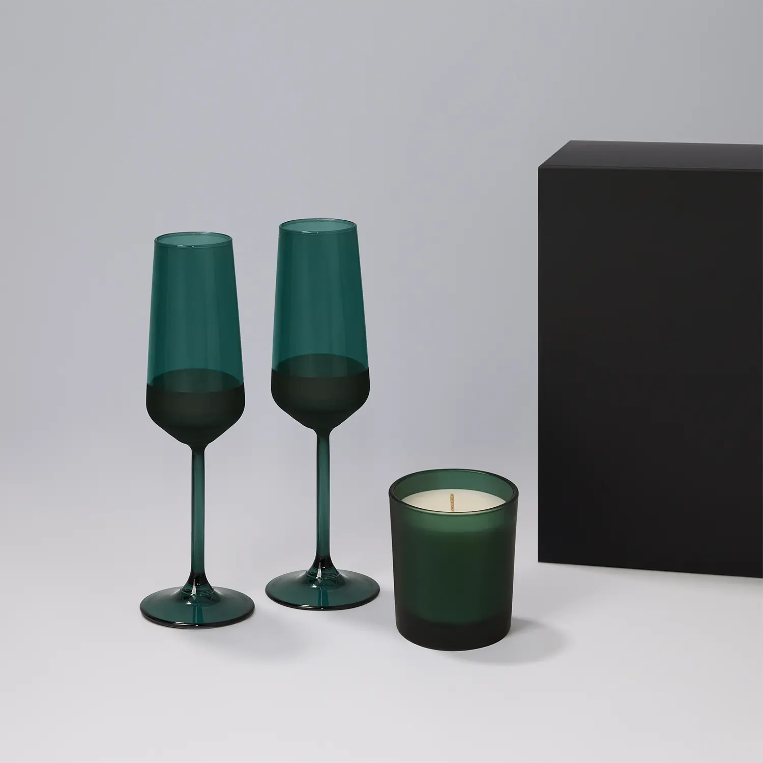 Подарочный набор свеча Enigma + 2 бокала для шампанского Emerald в черной коробке