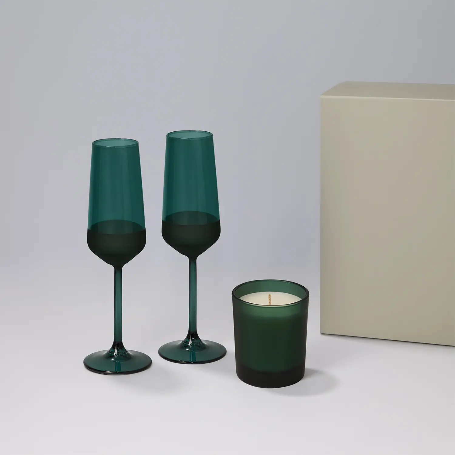 Подарочный набор свеча Enigma + 2 бокала для шампанского Emerald в серой коробке