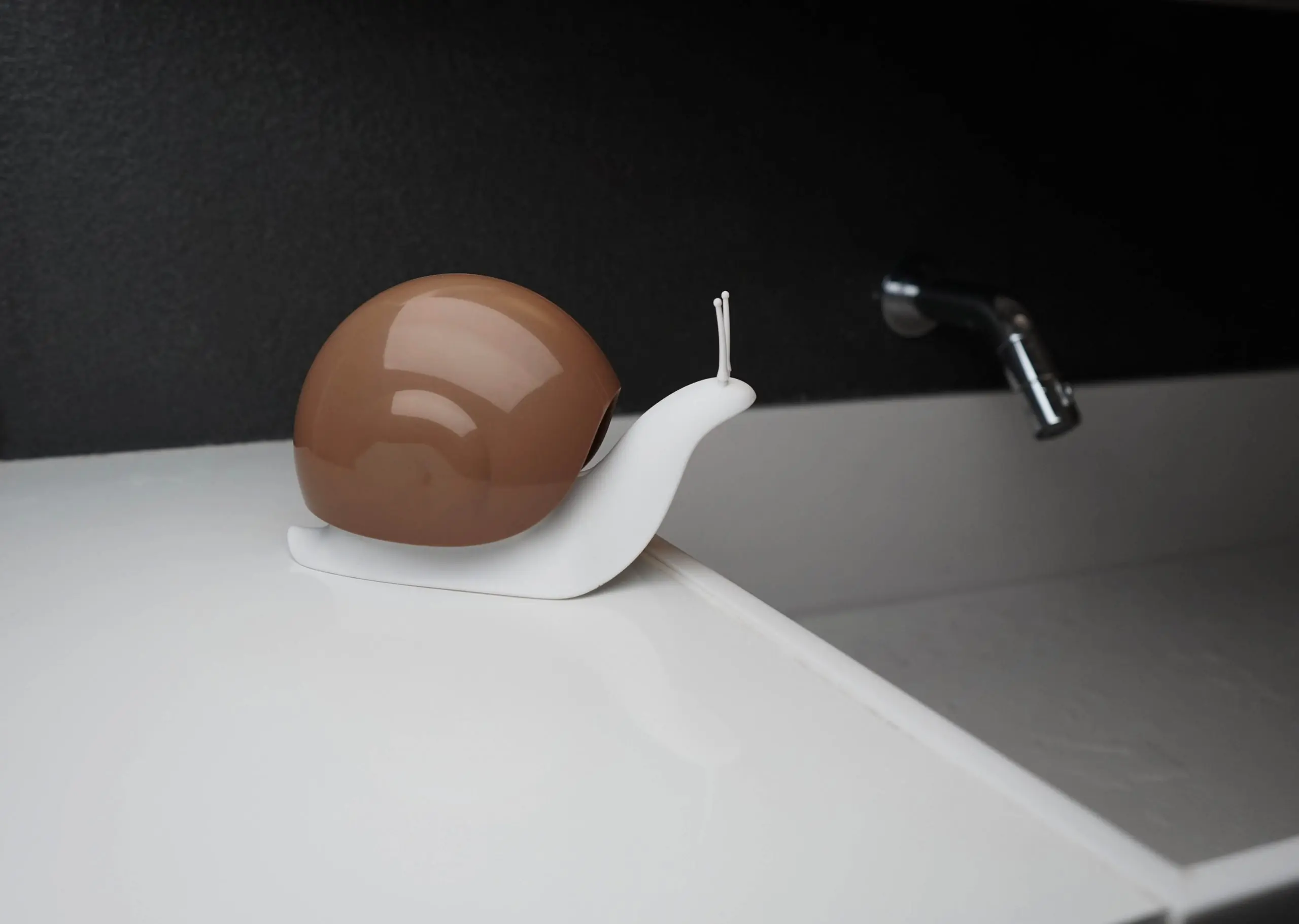 Коричневый